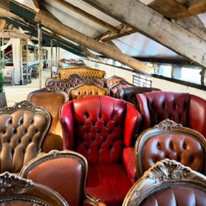 Vintage stoelen en fauteuils huren bij Loods of Rentals